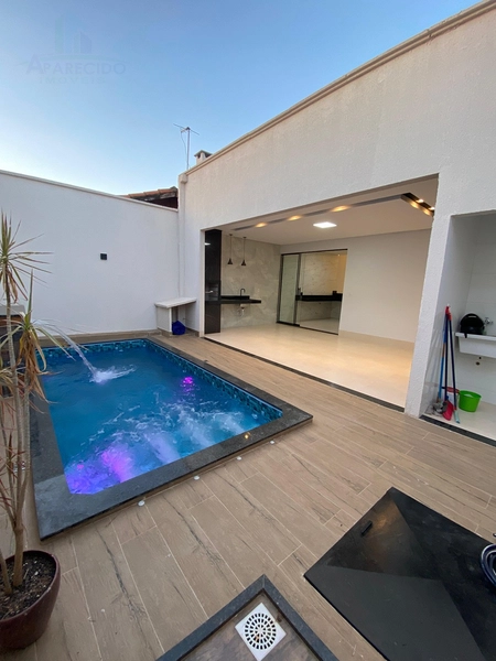 Em uma região promissora e localização privilegiada do setor, a 3km do Buriti shopping. E Fácil acesso a principal via, BR153! Essa casa tem um projeto diferenciado com fachada contemporânea, além de possuir um espaço amplo, pois conta com um terreno de 225 metros e 140 metros de área construída!: 17ª foto da galeria de imagens do imóvel