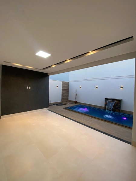 Em uma região promissora e localização privilegiada do setor, a 3km do Buriti shopping. E Fácil acesso a principal via, BR153! Essa casa tem um projeto diferenciado com fachada contemporânea, além de possuir um espaço amplo, pois conta com um terreno de 225 metros e 140 metros de área construída!: 9ª foto da galeria de imagens do imóvel