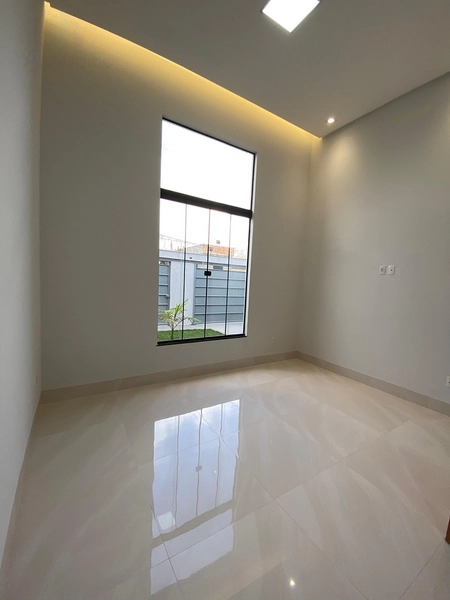 Em uma região promissora e localização privilegiada do setor, a 3km do Buriti shopping. E Fácil acesso a principal via, BR153! Essa casa tem um projeto diferenciado com fachada contemporânea, além de possuir um espaço amplo, pois conta com um terreno de 225 metros e 140 metros de área construída!: 5ª foto da galeria de imagens do imóvel