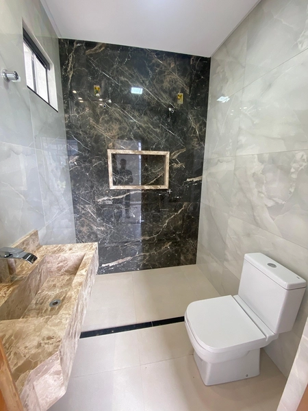 Em uma região promissora e localização privilegiada do setor, a 3km do Buriti shopping. E Fácil acesso a principal via, BR153! Essa casa tem um projeto diferenciado com fachada contemporânea, além de possuir um espaço amplo, pois conta com um terreno de 225 metros e 140 metros de área construída!: 7ª foto da galeria de imagens do imóvel