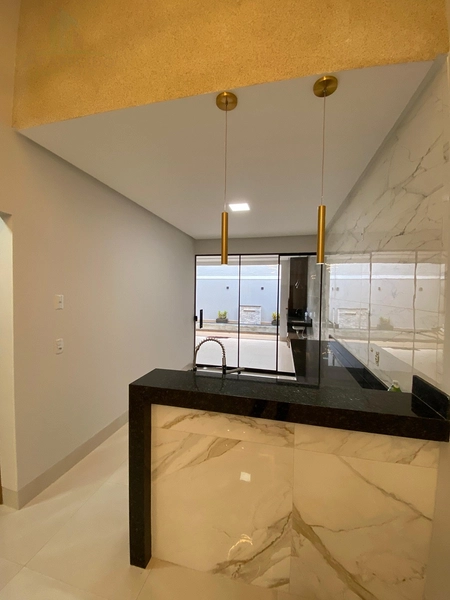 Em uma região promissora e localização privilegiada do setor, a 3km do Buriti shopping. E Fácil acesso a principal via, BR153! Essa casa tem um projeto diferenciado com fachada contemporânea, além de possuir um espaço amplo, pois conta com um terreno de 225 metros e 140 metros de área construída!: 22ª foto da galeria de imagens do imóvel