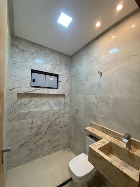 Em uma região promissora e localização privilegiada do setor, a 3km do Buriti shopping. E Fácil acesso a principal via, BR153! Essa casa tem um projeto diferenciado com fachada contemporânea, além de possuir um espaço amplo, pois conta com um terreno de 225 metros e 140 metros de área construída!: 4ª foto da galeria de imagens do imóvel