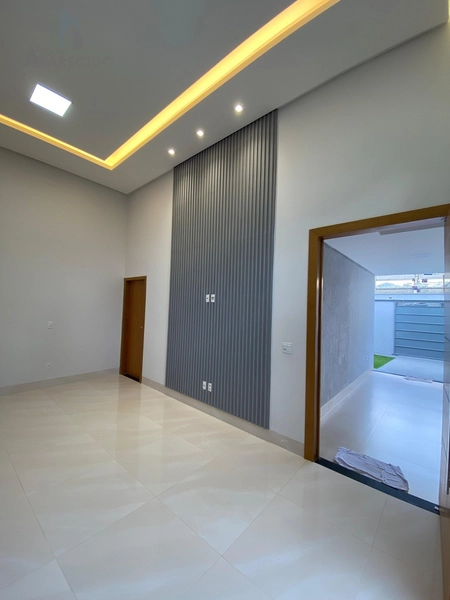 Em uma região promissora e localização privilegiada do setor, a 3km do Buriti shopping. E Fácil acesso a principal via, BR153! Essa casa tem um projeto diferenciado com fachada contemporânea, além de possuir um espaço amplo, pois conta com um terreno de 225 metros e 140 metros de área construída!: 8ª foto da galeria de imagens do imóvel