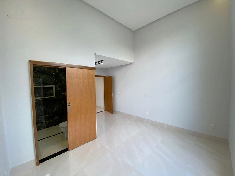 Em uma região promissora e localização privilegiada do setor, a 3km do Buriti shopping. E Fácil acesso a principal via, BR153! Essa casa tem um projeto diferenciado com fachada contemporânea, além de possuir um espaço amplo, pois conta com um terreno de 225 metros e 140 metros de área construída!: 14ª foto da galeria de imagens do imóvel