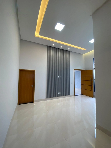 Em uma região promissora e localização privilegiada do setor, a 3km do Buriti shopping. E Fácil acesso a principal via, BR153! Essa casa tem um projeto diferenciado com fachada contemporânea, além de possuir um espaço amplo, pois conta com um terreno de 225 metros e 140 metros de área construída!: 20ª foto da galeria de imagens do imóvel