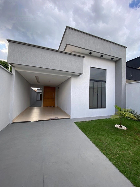 Em uma região promissora e localização privilegiada do setor, a 3km do Buriti shopping. E Fácil acesso a principal via, BR153! Essa casa tem um projeto diferenciado com fachada contemporânea, além de possuir um espaço amplo, pois conta com um terreno de 225 metros e 140 metros de área construída!: 19ª foto da galeria de imagens do imóvel