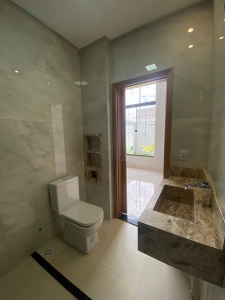 Em uma região promissora e localização privilegiada do setor, a 3km do Buriti shopping. E Fácil acesso a principal via, BR153! Essa casa tem um projeto diferenciado com fachada contemporânea, além de possuir um espaço amplo, pois conta com um terreno de 225 metros e 140 metros de área construída!: 3ª foto da galeria de imagens do imóvel