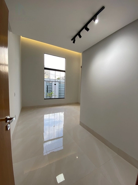 Em uma região promissora e localização privilegiada do setor, a 3km do Buriti shopping. E Fácil acesso a principal via, BR153! Essa casa tem um projeto diferenciado com fachada contemporânea, além de possuir um espaço amplo, pois conta com um terreno de 225 metros e 140 metros de área construída!: 16ª foto da galeria de imagens do imóvel