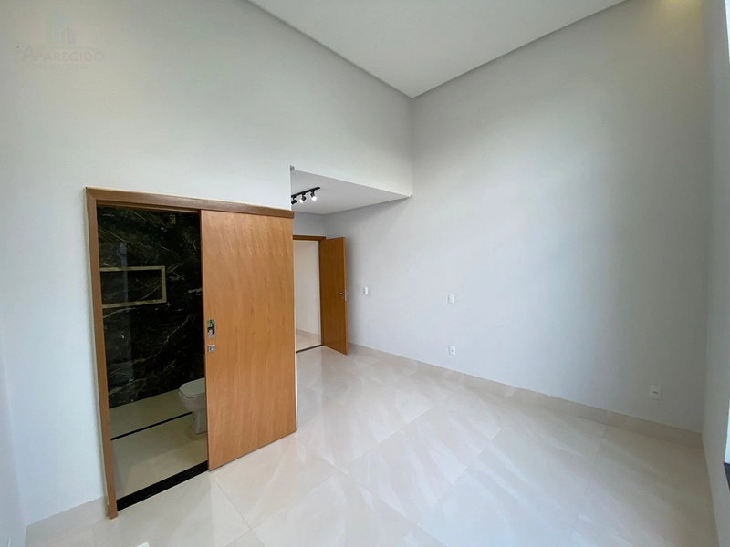 Em uma região promissora e localização privilegiada do setor, a 3km do Buriti shopping. E Fácil acesso a principal via, BR153! Essa casa tem um projeto diferenciado com fachada contemporânea, além de possuir um espaço amplo, pois conta com um terreno de 225 metros e 140 metros de área construída!: 6ª foto da galeria de imagens do imóvel