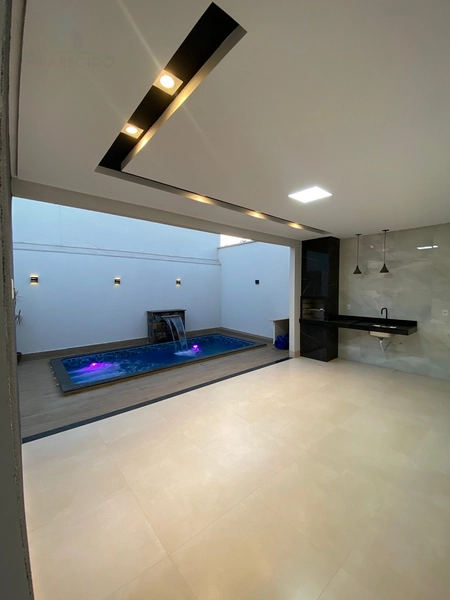 Em uma região promissora e localização privilegiada do setor, a 3km do Buriti shopping. E Fácil acesso a principal via, BR153! Essa casa tem um projeto diferenciado com fachada contemporânea, além de possuir um espaço amplo, pois conta com um terreno de 225 metros e 140 metros de área construída!: 13ª foto da galeria de imagens do imóvel