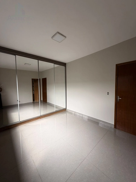 Linda casa 3/1 suíte, piscina aquecida, jardim e armários embutidos com muito requinte e bom gosto: 2ª foto da galeria de imagens do imóvel