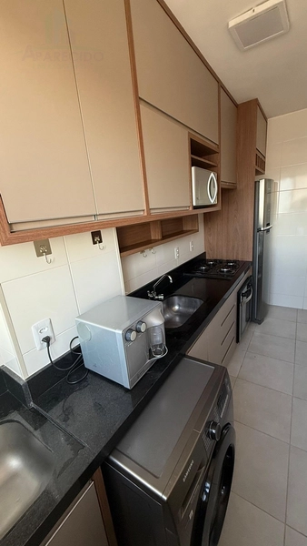 Apartamento 2/1 sendo 1 suíte, montado em armários, cortinas e ar condicionado. : 2ª foto da galeria de imagens do imóvel