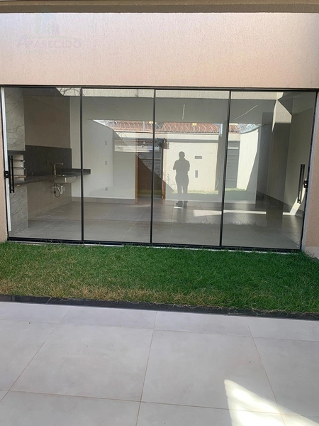 Linda casa com 3 quartos sendo 1 suíte, fino acabamento com muito requinte e bom gosto: 3ª foto da galeria de imagens do imóvel