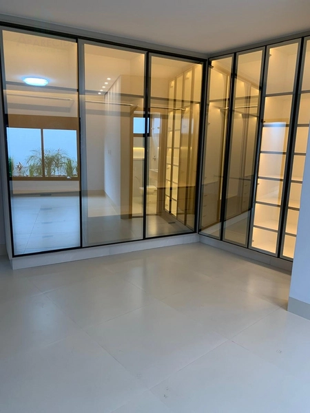 Maravilhosa e moderna casa com 3 suítes plenas sendo 1 suíte com closet: 3ª foto da galeria de imagens do imóvel