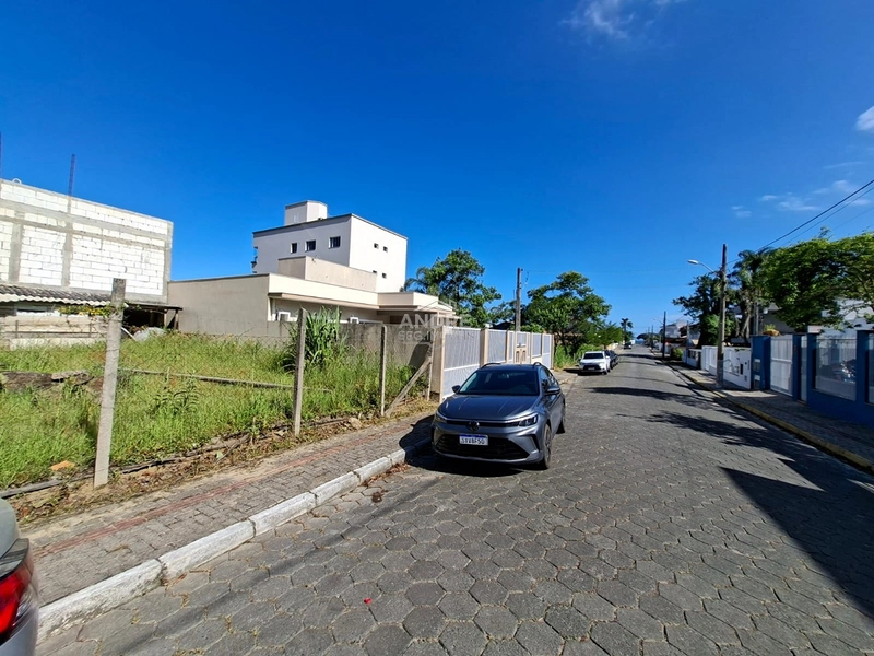 TERRENO ATERRADO A POUCOS METROS DO MAR: 3ª foto da galeria de imagens do imóvel