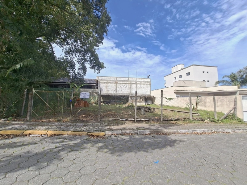 TERRENO ATERRADO A POUCOS METROS DO MAR: 1ª foto da galeria de imagens do imóvel