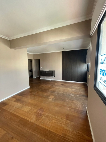 Apartamento central com 2 dormitórios e 2 vagas de garagem: 4ª foto da galeria de imagens do imóvel