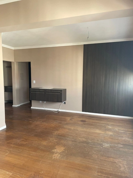 Apartamento central com 2 dormitórios e 2 vagas de garagem: 3ª foto da galeria de imagens do imóvel