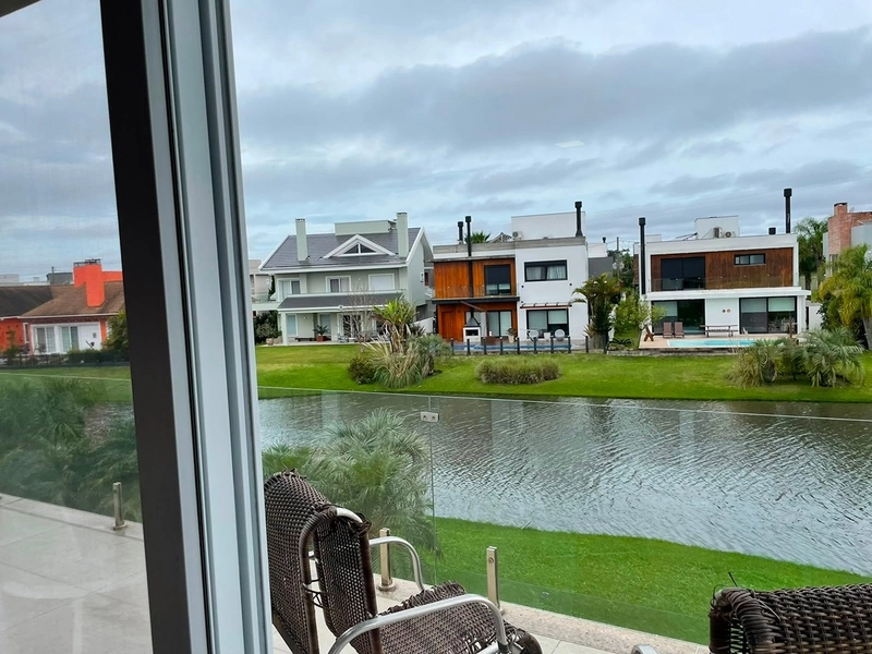 Casa condomínio Lagos de São Gonçalo com projeto arquitetônico impecável fundo para o lago: 11ª foto da galeria de imagens do imóvel