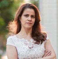 Prazer, meu nome é Maria Clara Cavalcanti.